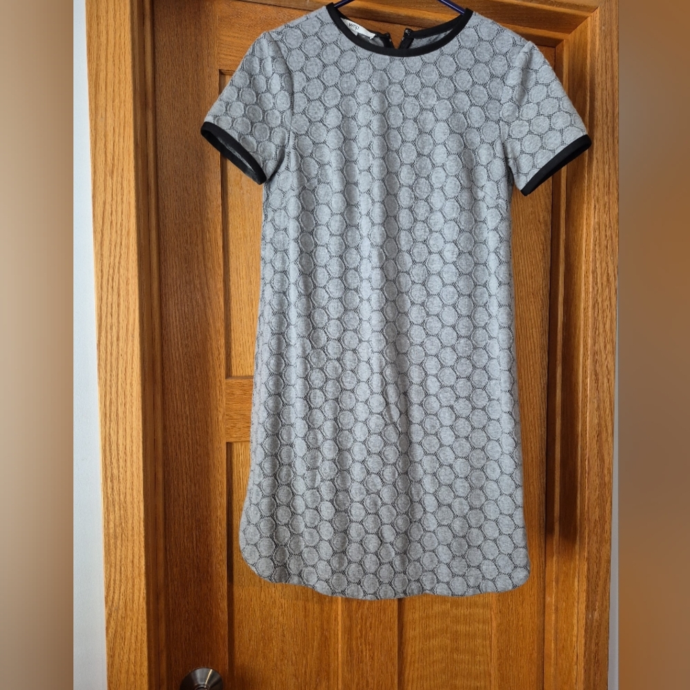 Chic Gray Patterned Dress with Black Trim